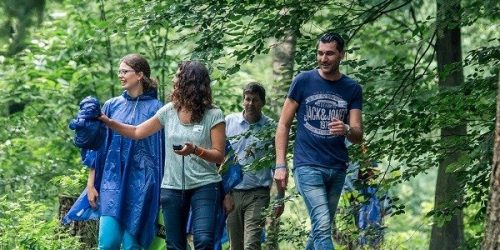 Deelnemers onderweg met de GPS